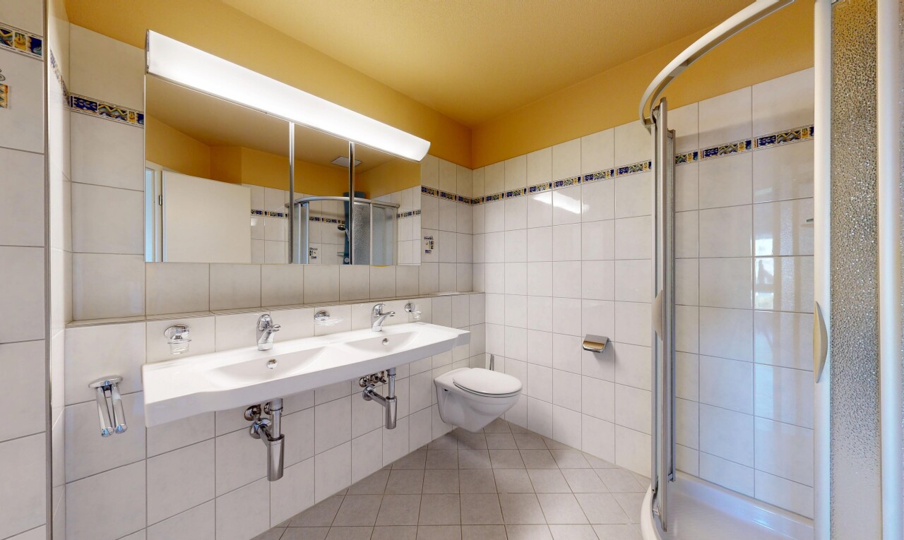 bad mit komplettes badezimmer, light floor, dusche, inside property, und tile wall