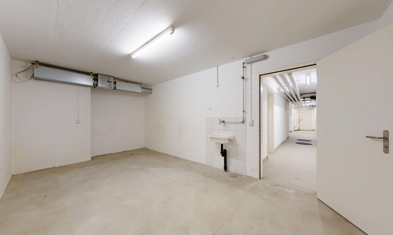 leerer raum mit concrete floor, betonboden, inside community, unfinished concrete floor, und drywall