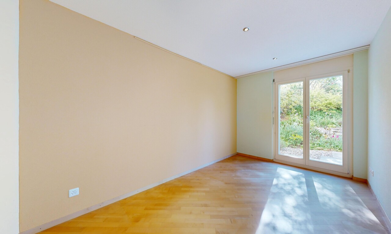 leerer raum mit holzfußboden, wood finish floor, gipskartonwand, drywall, und inside property