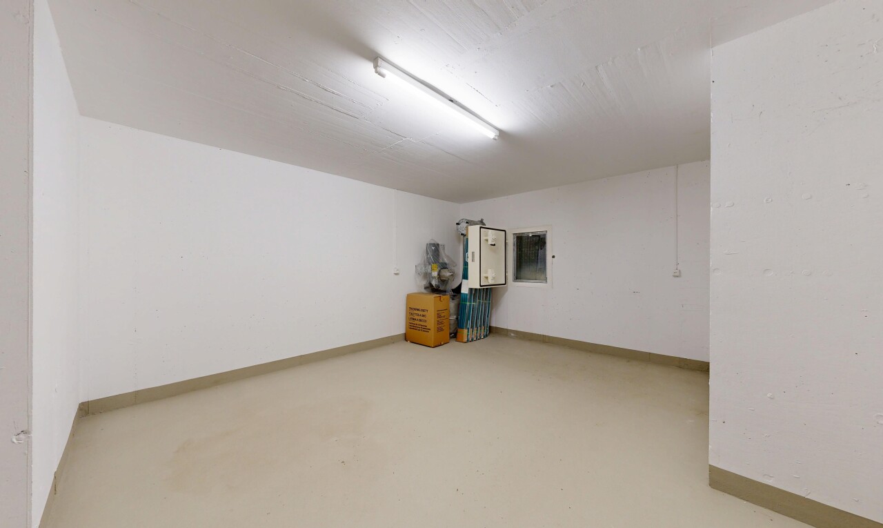 leerer raum mit betonboden, concrete floor, inside property, gipskartonwand, und drywall