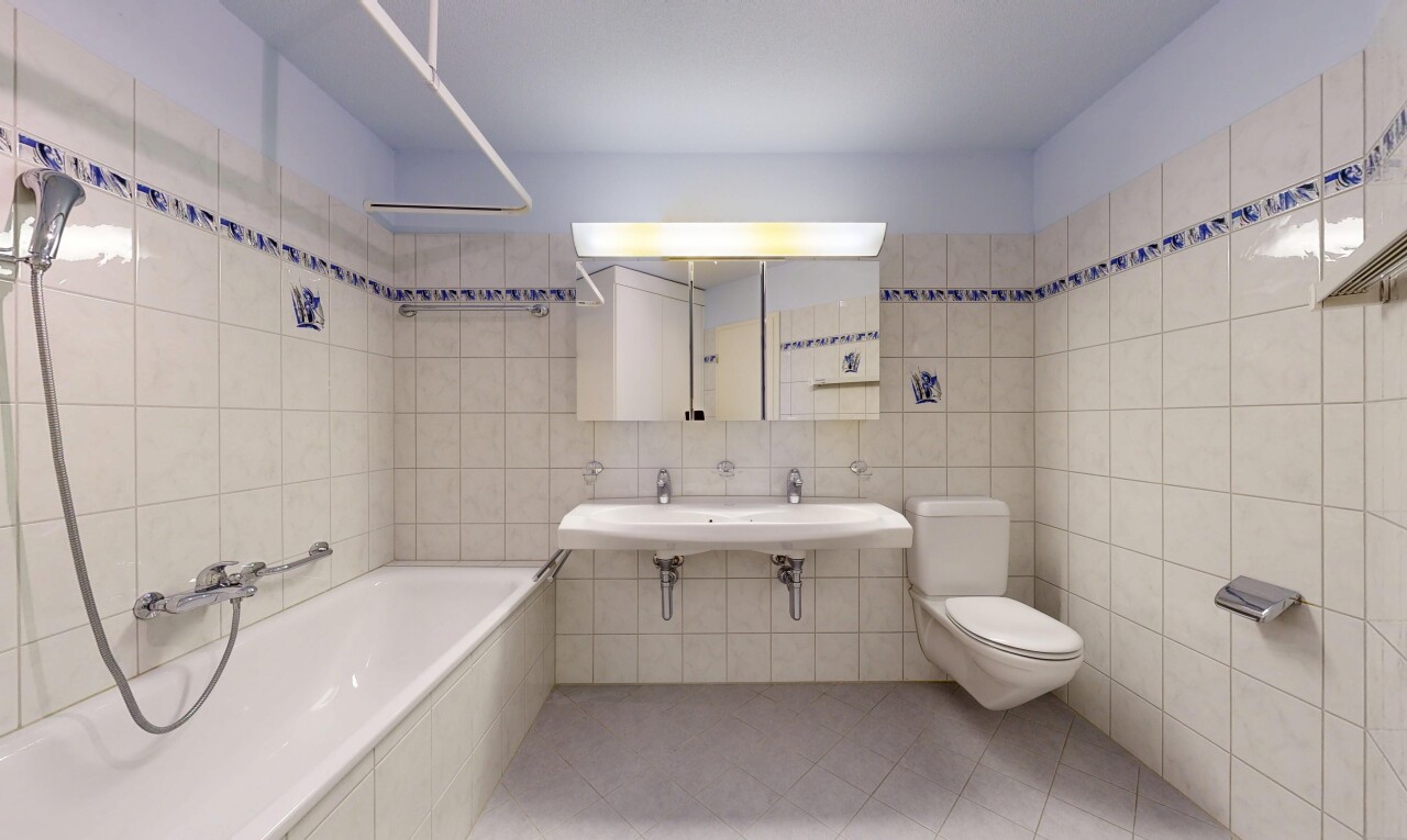 bad mit spiegel, inside property, toilette, komplettes badezimmer, und fliesenwand