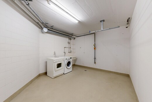 buanderie avec concrete floor, sol en béton, inside property, light floor, et lave-linge et sèche-linge séparés