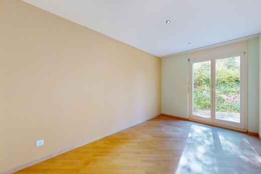 pièce vide avec sol en finition bois, wood finish floor, cloison sèche, drywall, et inside property