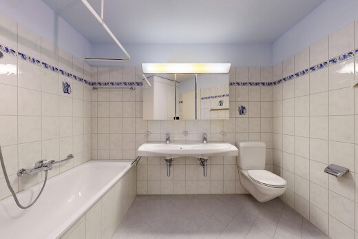 salle de bains avec miroir, inside property, toilette, salle de bain complète, et mur en carrelage