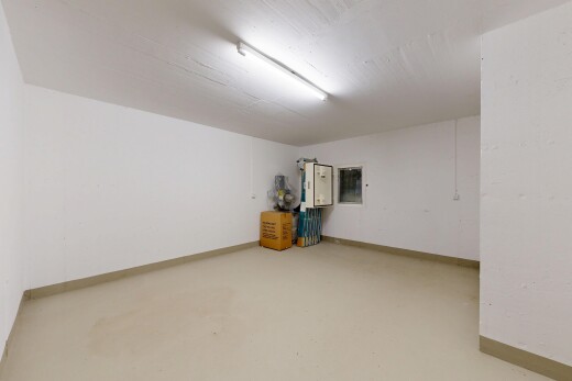 pièce vide avec sol en béton, concrete floor, inside property, cloison sèche, et drywall