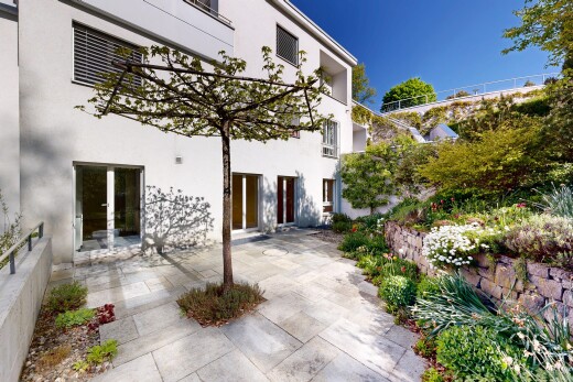 façade avec bardage en stuc, terrasse, et day time