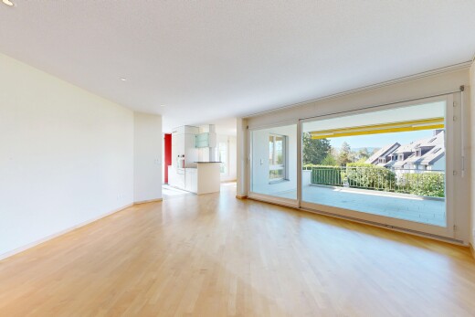 pièce vide avec wood finish floor, sol en finition bois, inside property, natural light, et lumière naturelle