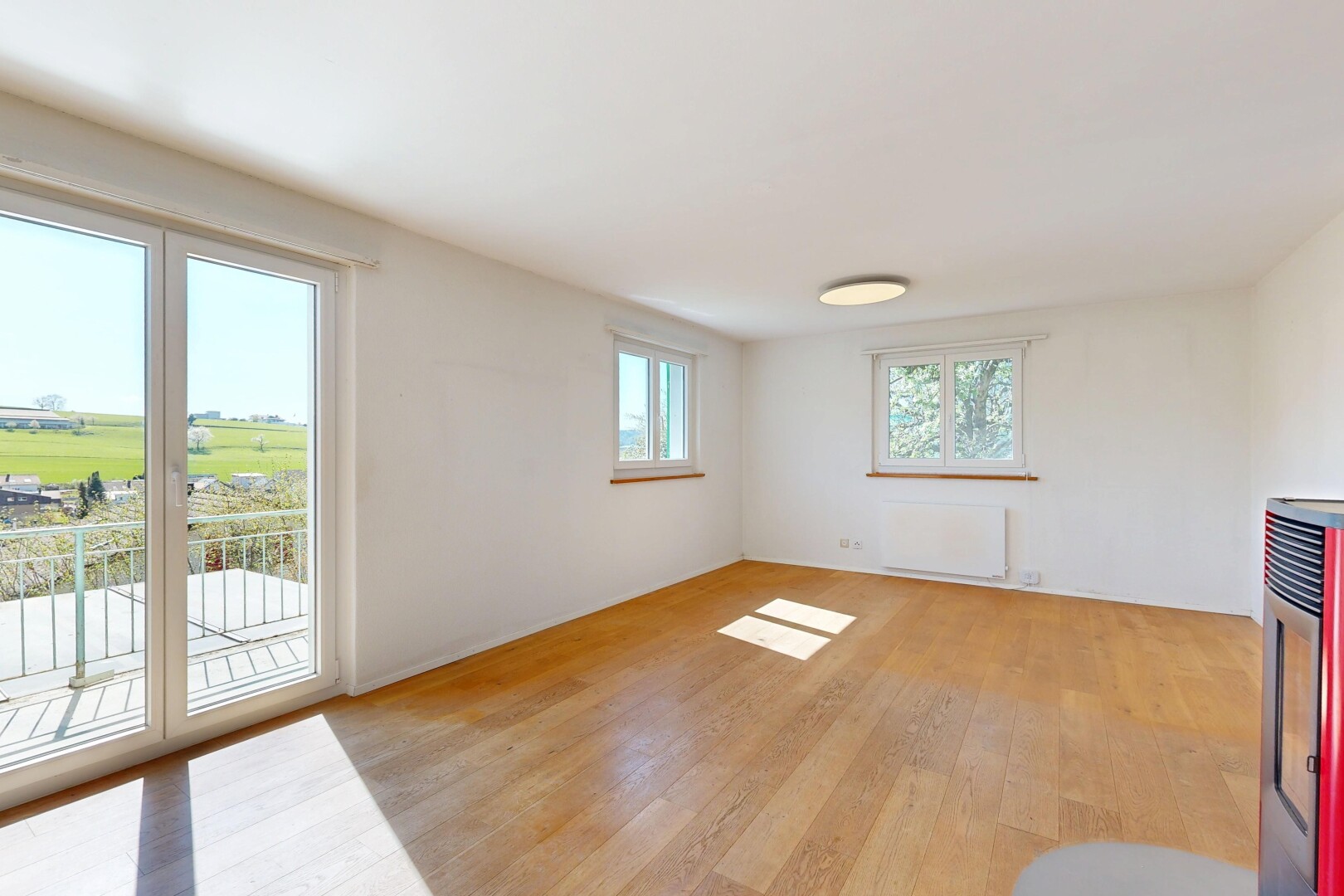 leerer raum mit inside property, holzfußboden, wood finish floor, kühler, und gipskartonwand