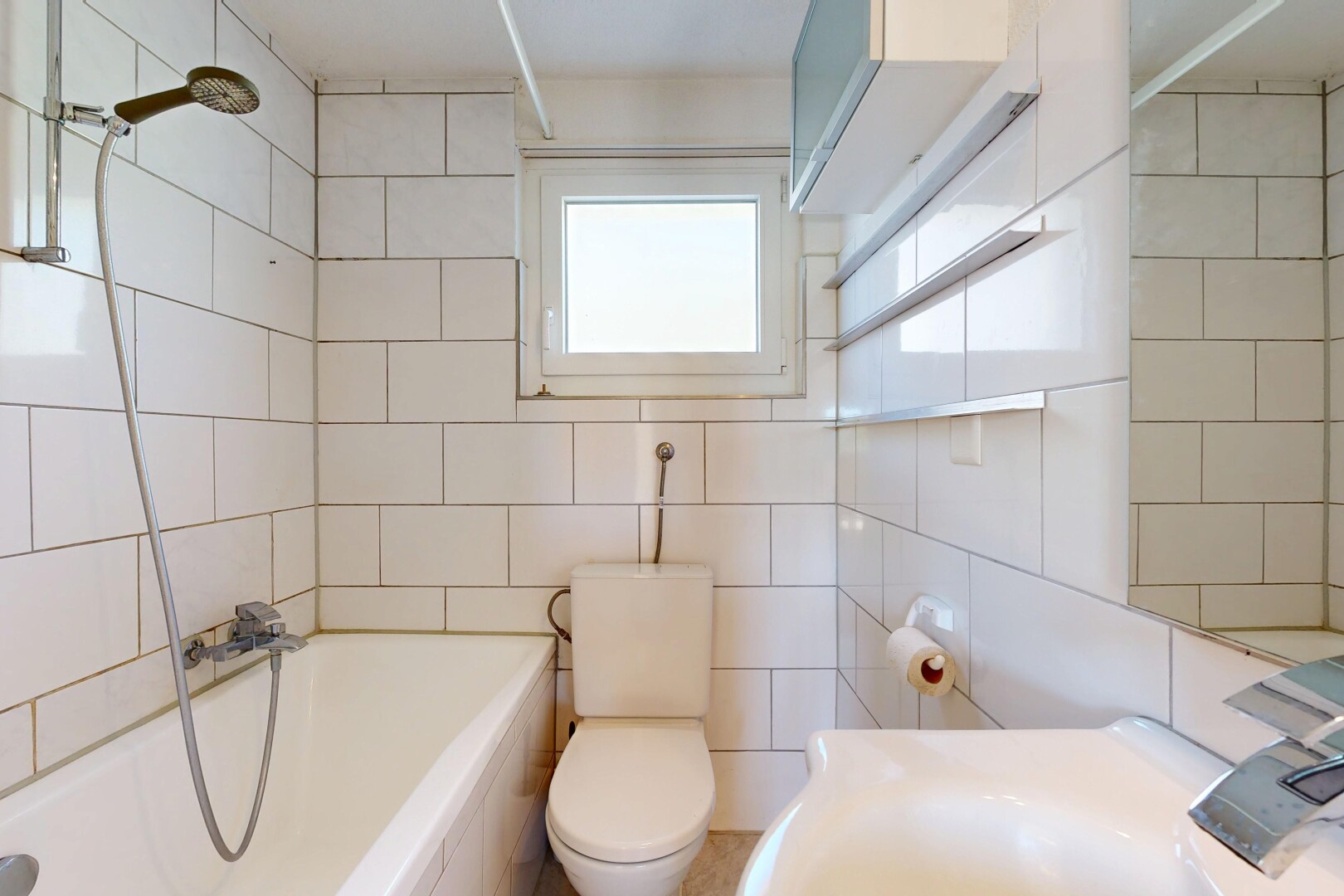 bad mit toilette, spiegel, komplettes badezimmer, tile wall, und fliesenwand