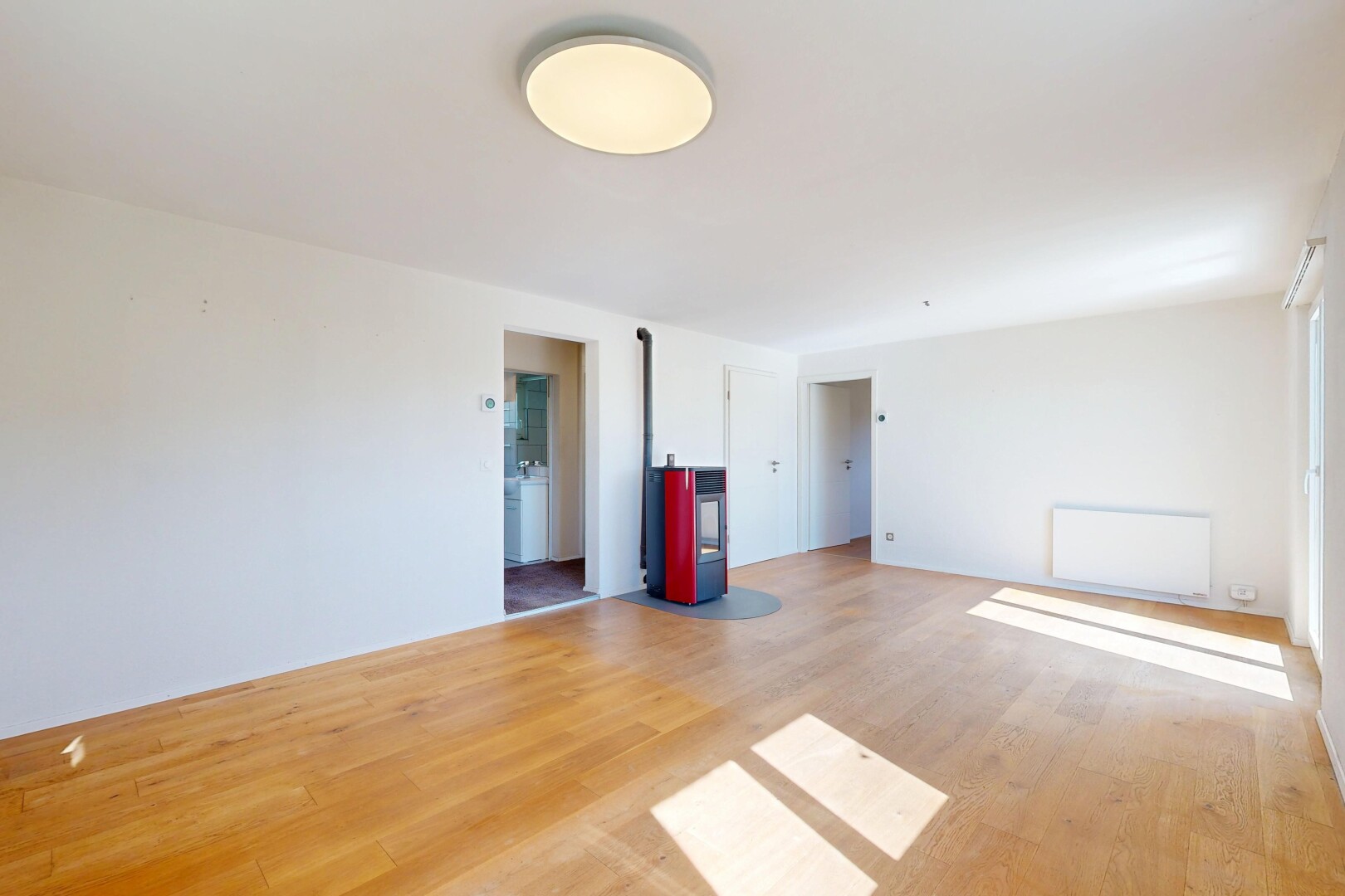 leerer raum mit drywall, gipskartonwand, wood finish floor, holzfußboden, und inside property