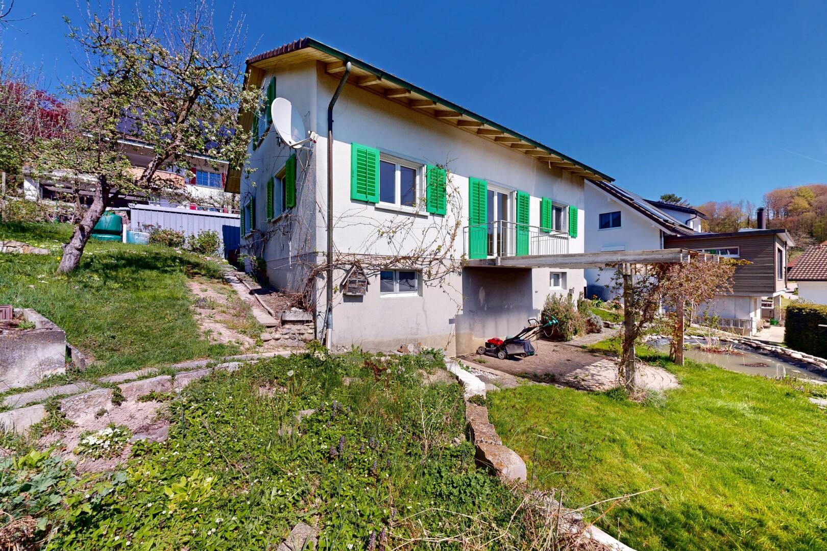 außenansicht mit rasen, property visible, stuckverkleidung, und day time