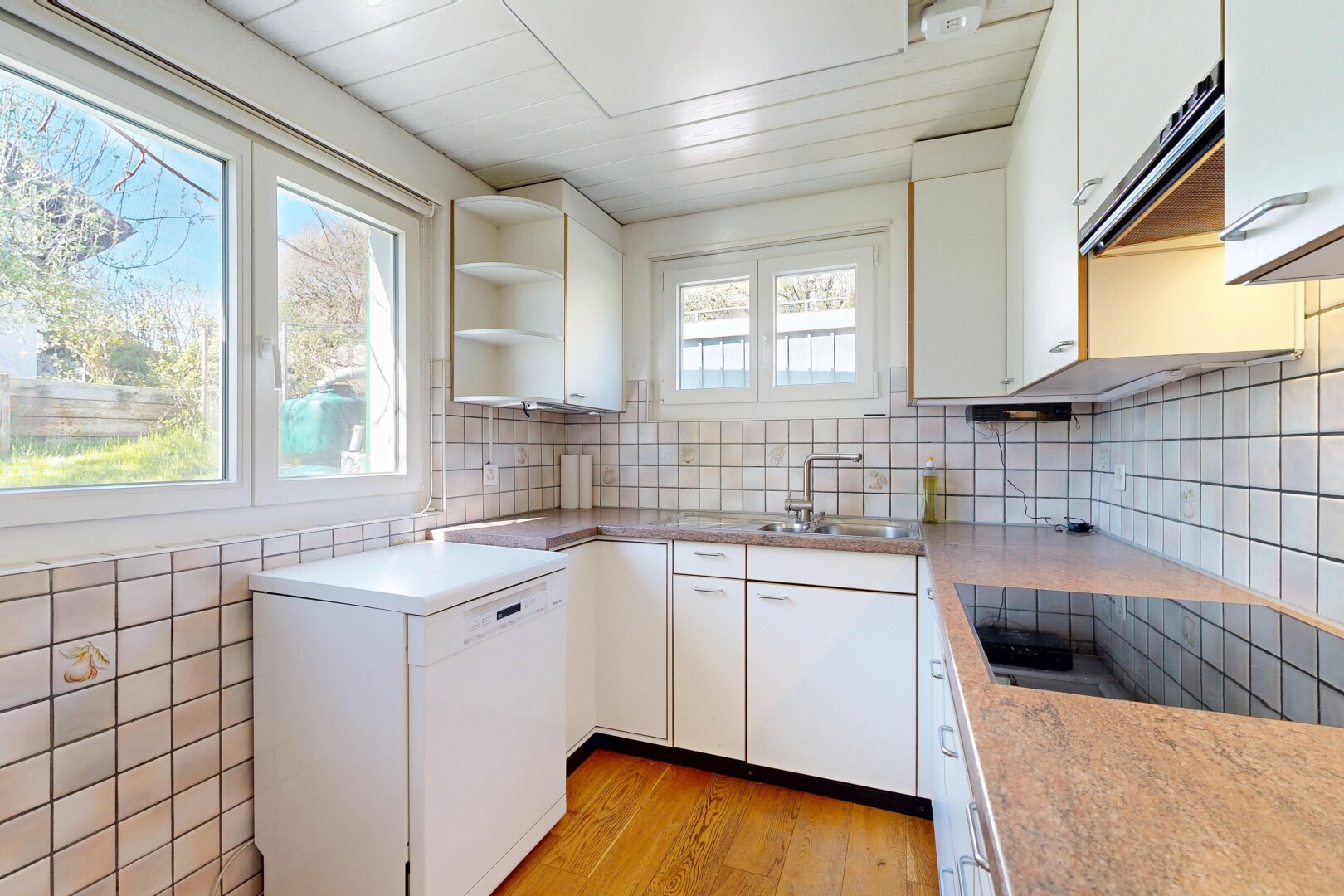 küche mit offene regale, open shelves, dunstabzugshaube, weiße schränke, und white cabinets