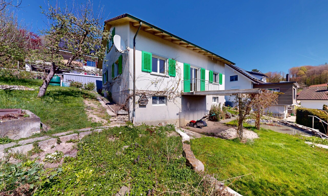 außenansicht mit rasen, property visible, stuckverkleidung, und day time