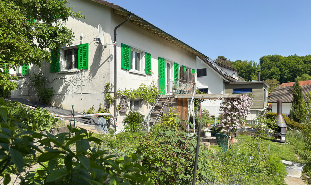 außenansicht mit treppen, day time, property visible, und balkon