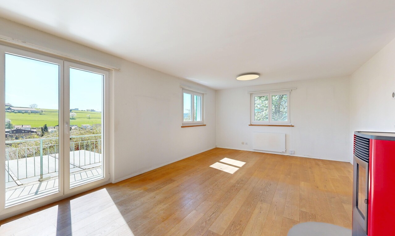 leerer raum mit inside property, holzfußboden, wood finish floor, kühler, und gipskartonwand