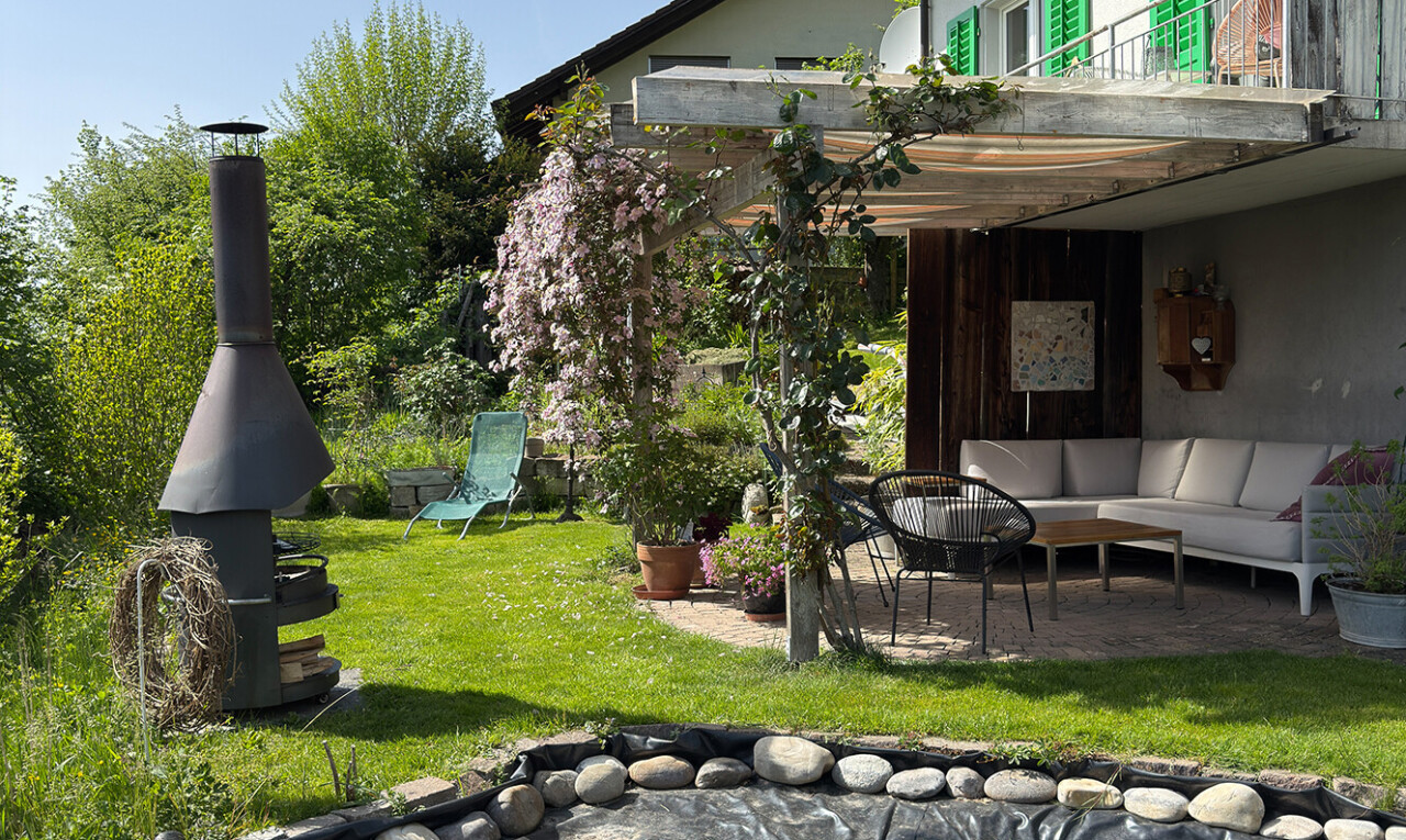 garten mit wohnraum im freien, terrasse, property visible, balkon, und day time