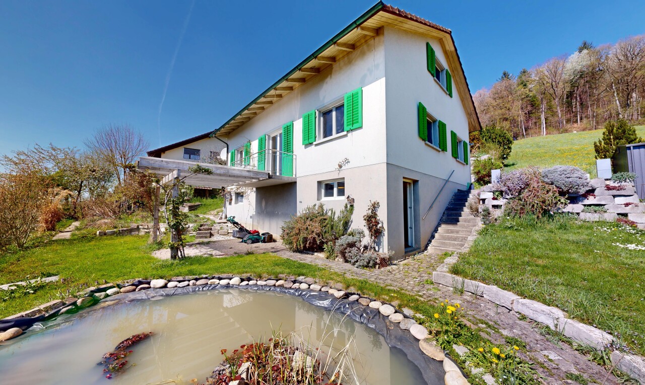 außenansicht mit rasen, day time, property visible, stuckverkleidung, und treppen