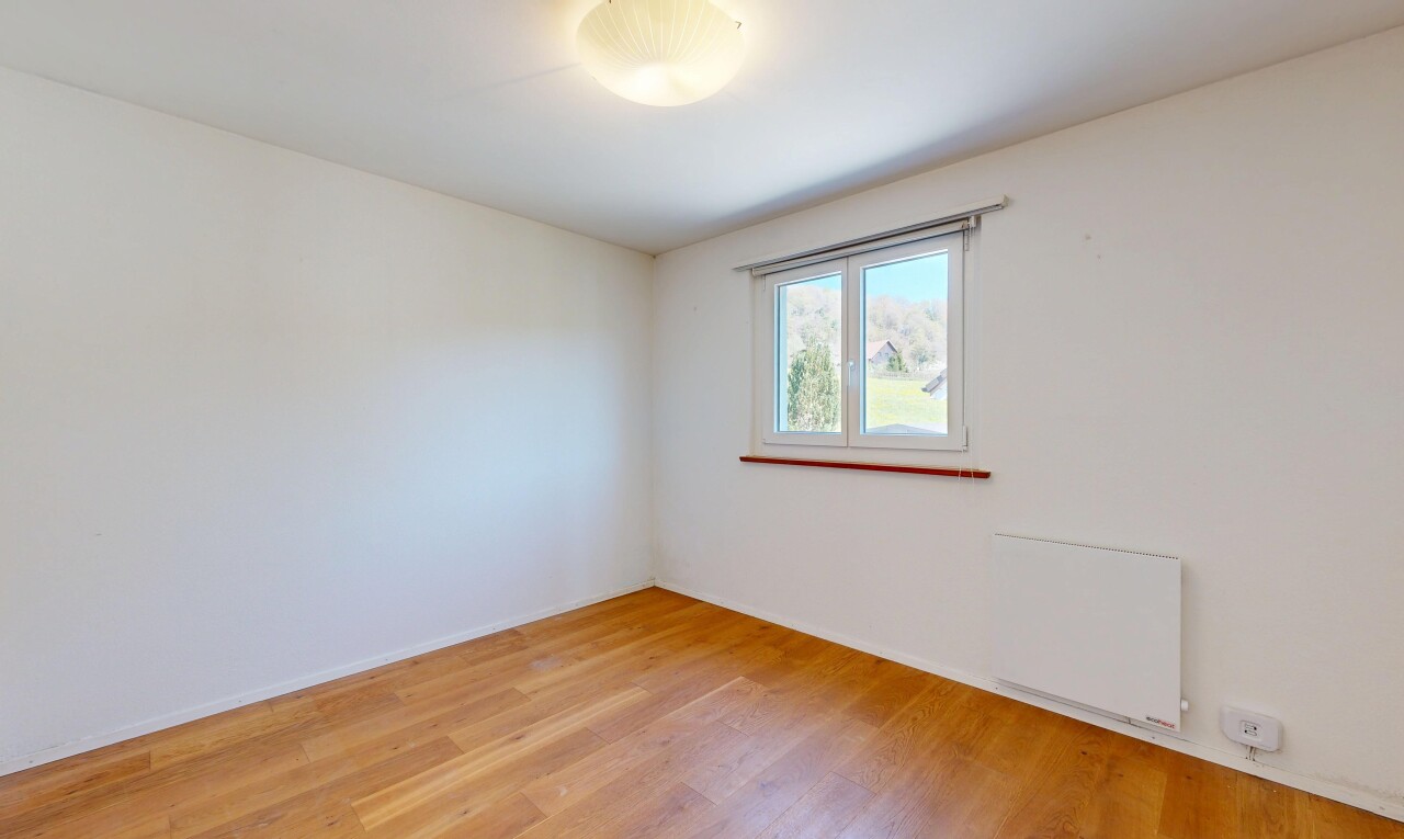 leerer raum mit holzfußboden, wood finish floor, kühler, gipskartonwand, und drywall