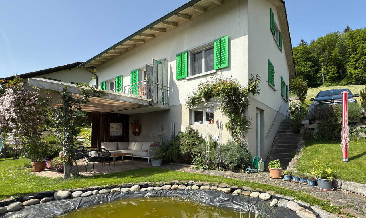 außenansicht mit wohnraum im freien, rasen, stuckverkleidung, terrasse, und balkon