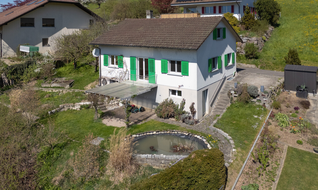 außenansicht mit rasen, stuckverkleidung, drone view, pond view, und seesicht