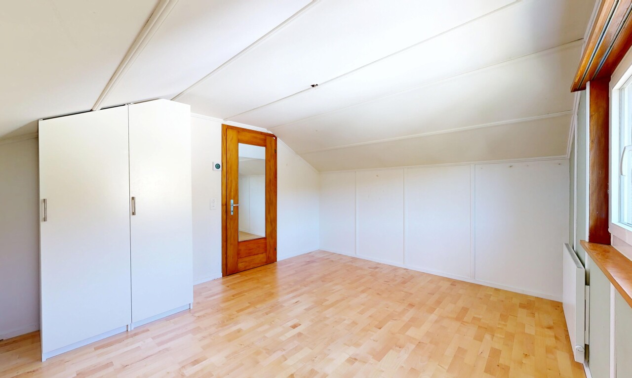 leerer raum mit dachschräge, vaulted ceiling, holzfußboden, wood finish floor, und zusätzliches zimmer