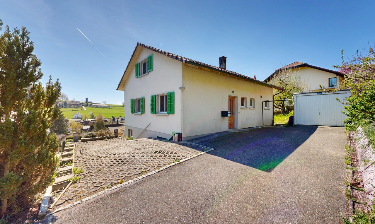 außenansicht mit property visible, stuckverkleidung, parkplatz, und day time