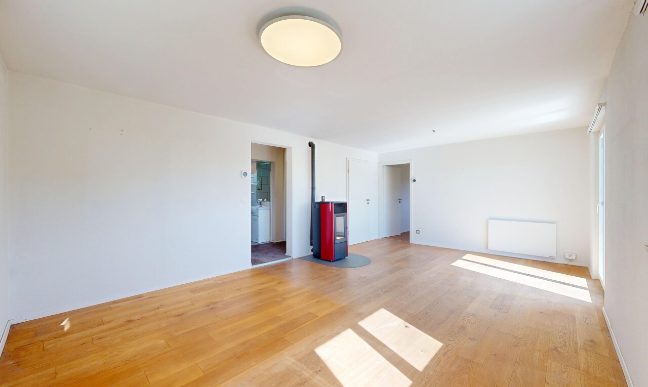 leerer raum mit drywall, gipskartonwand, wood finish floor, holzfußboden, und inside property