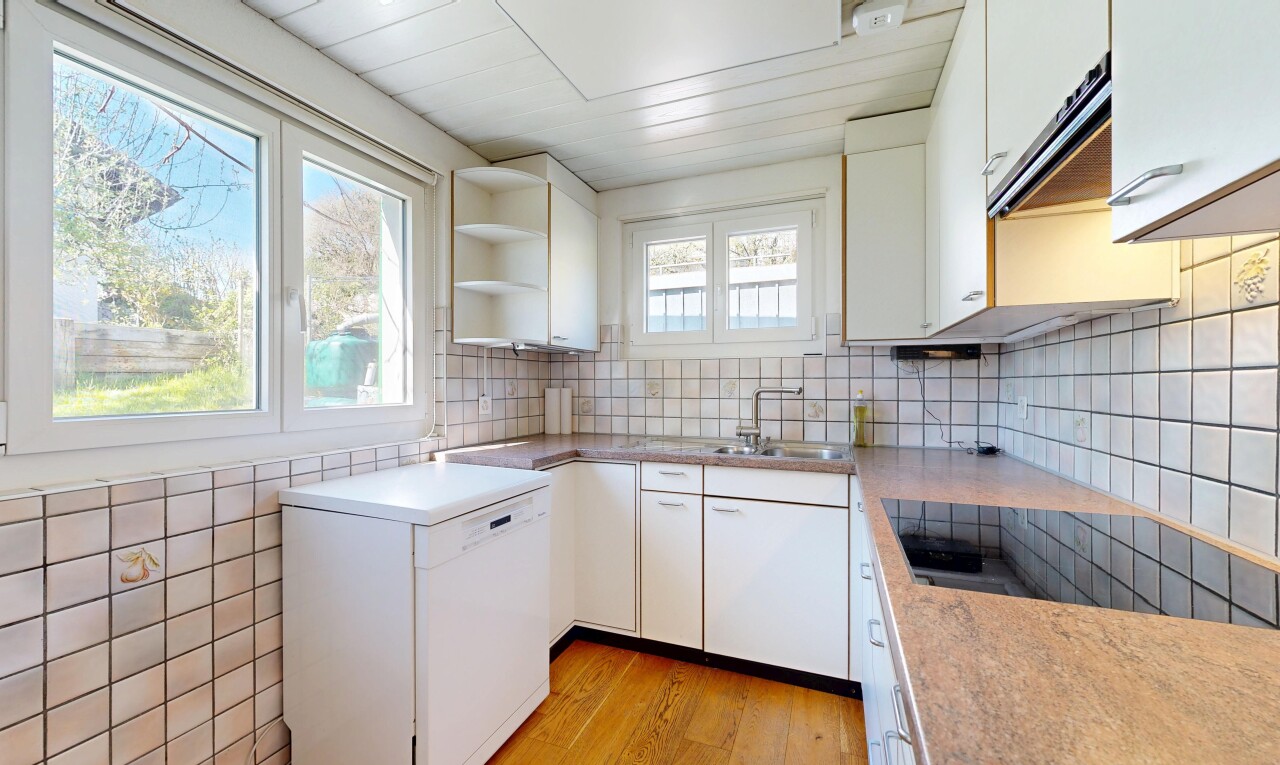 küche mit offene regale, open shelves, dunstabzugshaube, weiße schränke, und white cabinets