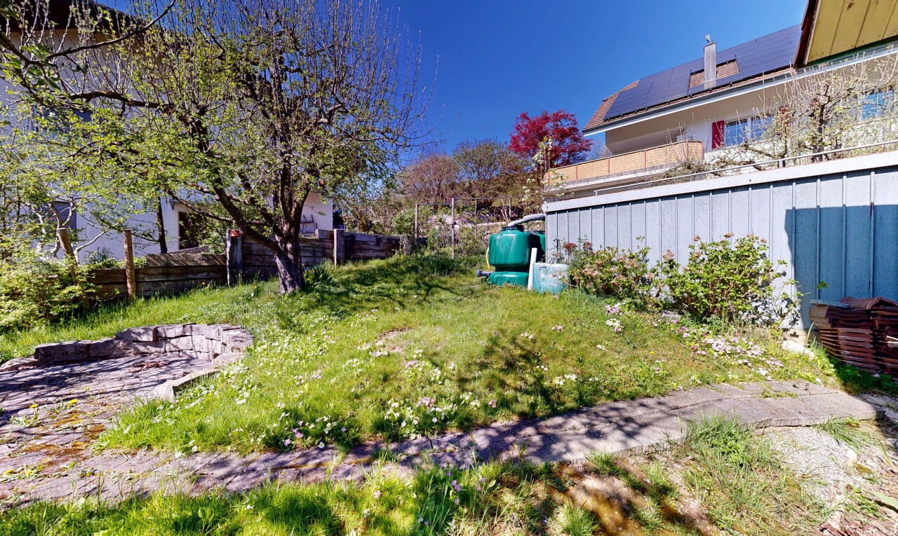garten mit zaun und from property