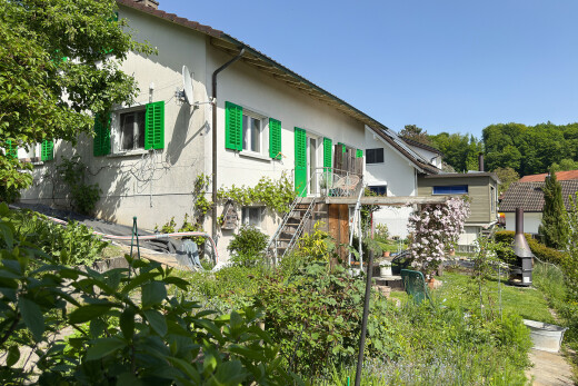 façade avec escaliers, day time, property visible, et balcon
