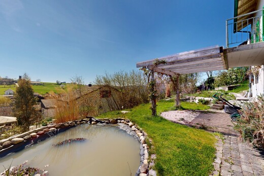 vue sur la mer avec from property, étang de jardin, garden pond, clôture, et day time