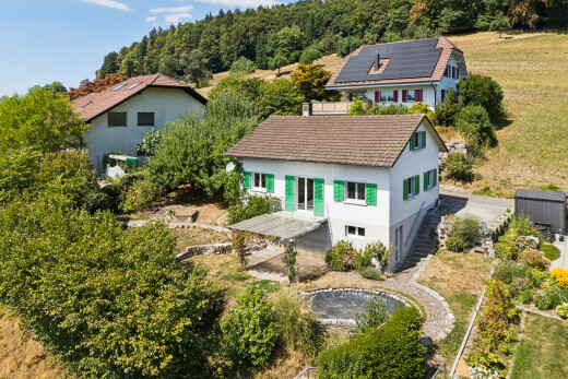 façade avec property visible, structure extérieure, drone view, terrasse, et toit en tuiles