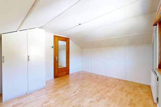 pièce vide avec plafond voûté, vaulted ceiling, sol en finition bois, wood finish floor, et pièce supplémentaire