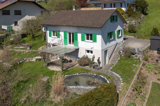 außenansicht mit rasen, stuckverkleidung, drone view, pond view, und seesicht