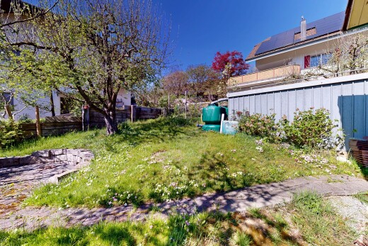 jardin avec clôture et from property