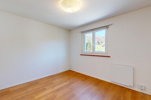 leerer raum mit holzfußboden, wood finish floor, kühler, gipskartonwand, und drywall