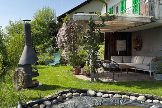 jardin avec espace de vie extérieur, terrasse, property visible, balcon, et day time