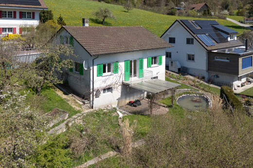 façade avec drone view, terrasse, pelouse, et cheminée