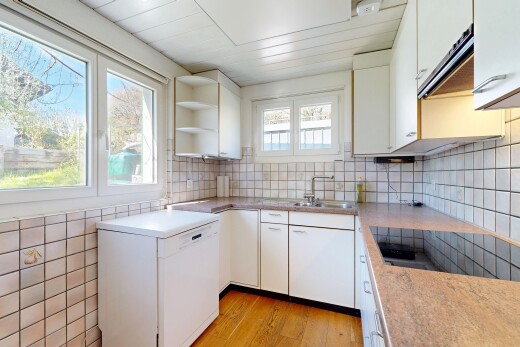 küche mit offene regale, open shelves, dunstabzugshaube, weiße schränke, und white cabinets