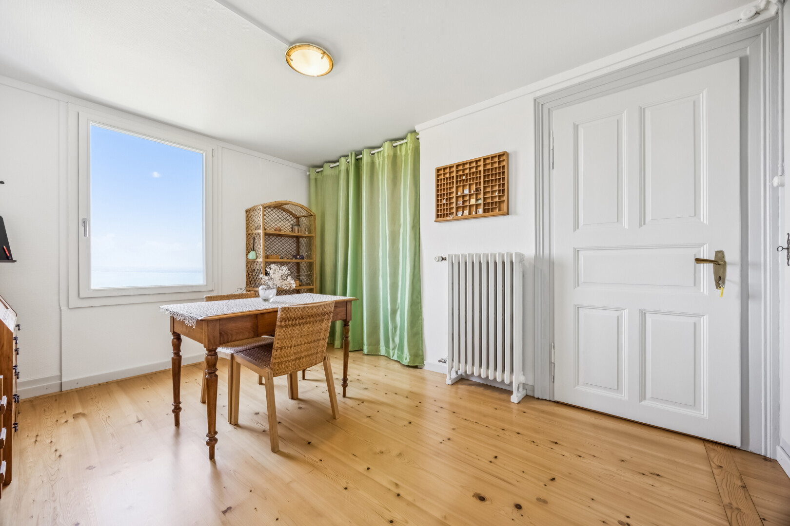 esszimmer mit kühler, gipskartonwand, drywall, holzfußboden, und wood finish floor