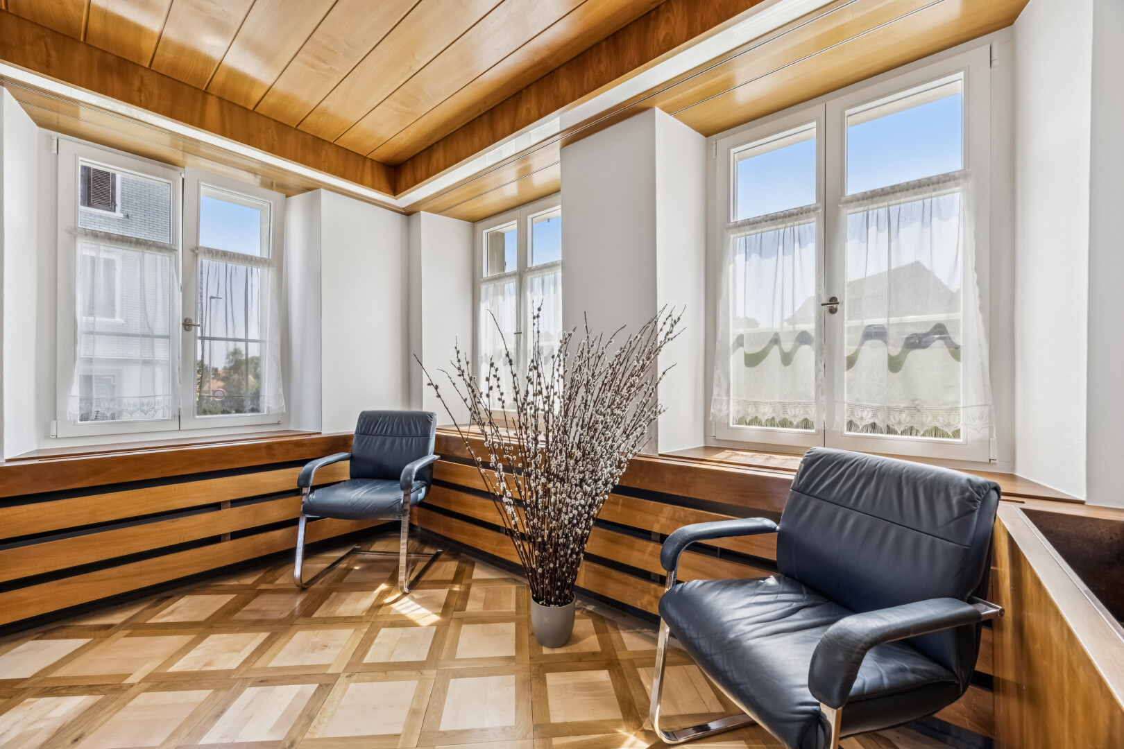 büro mit natürliches licht, high end ceiling, wood ceiling, day time, und light floor