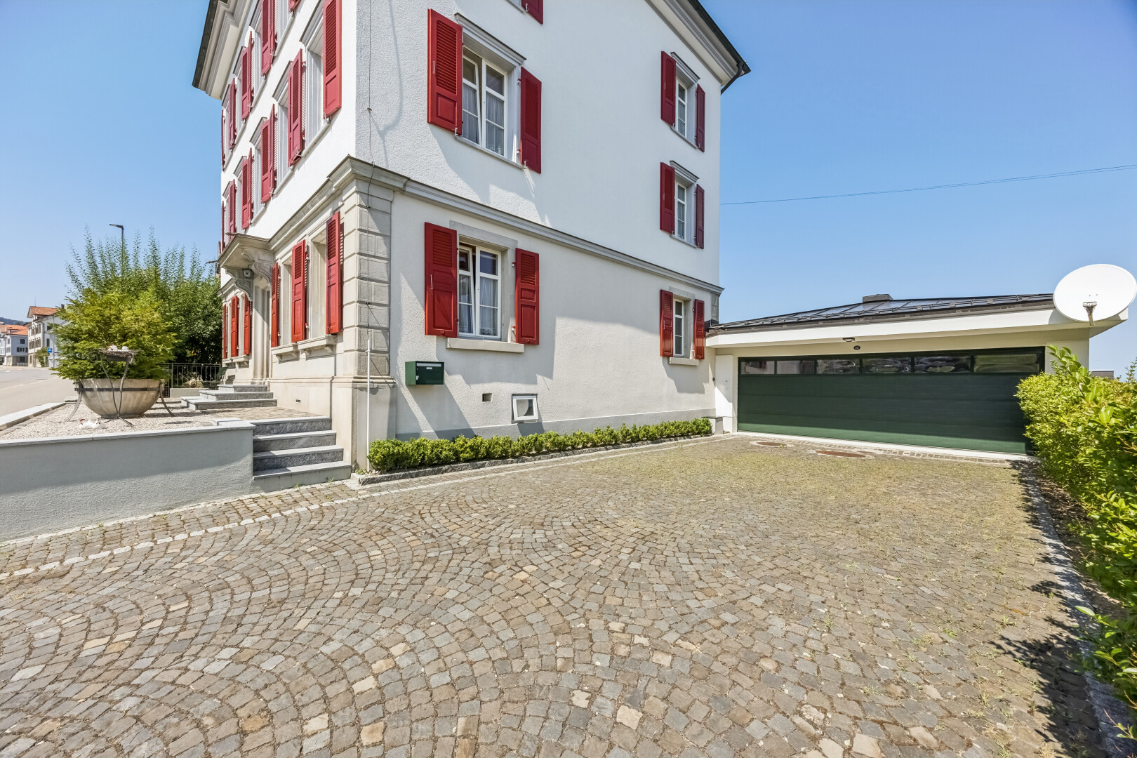 außenansicht mit garage, property visible, day time, vortreppe, und auffahrt