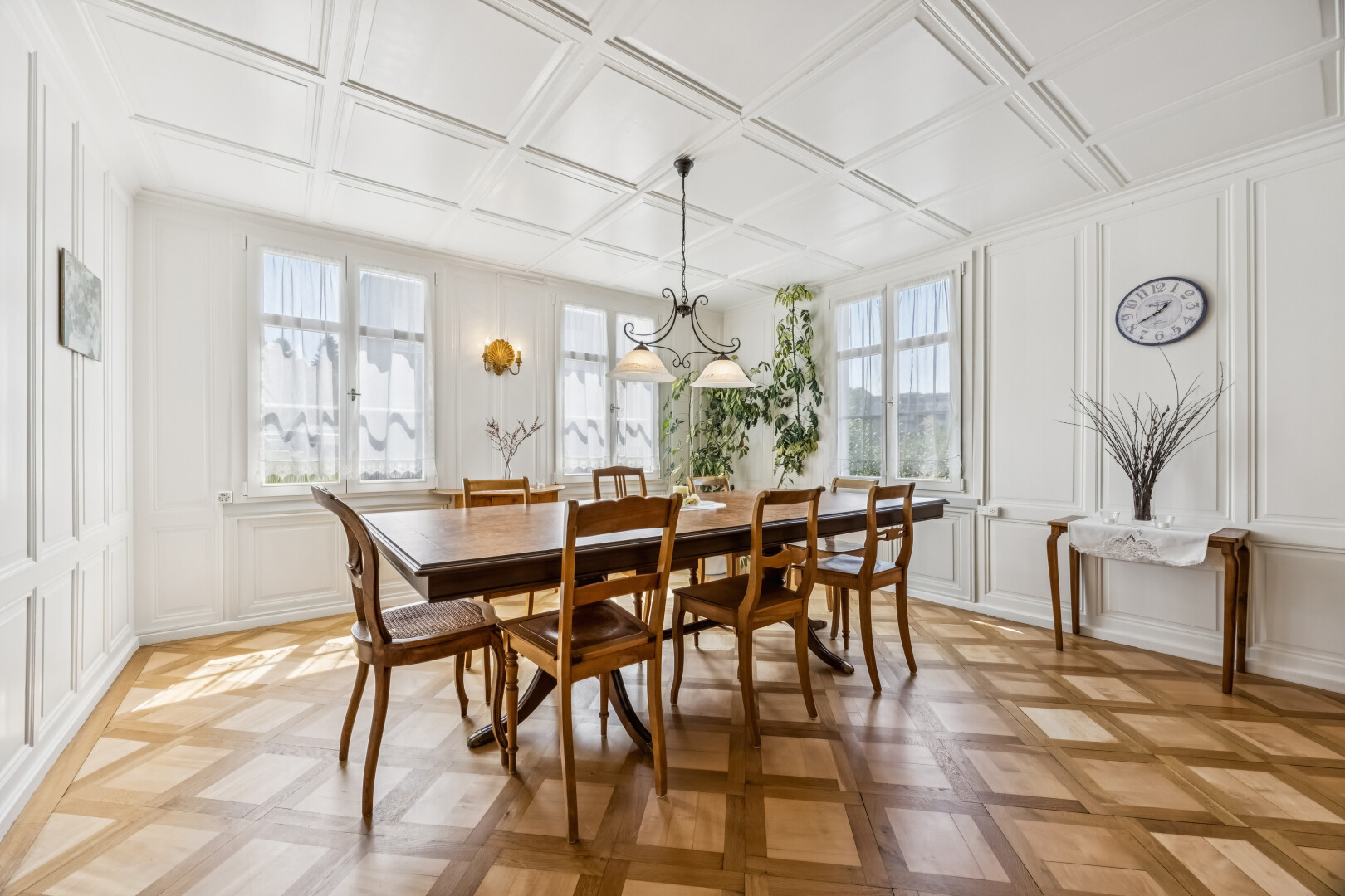 esszimmer mit paneling wall, wandvertäfelung, natürliches licht, coffered ceiling, und kassettendecke
