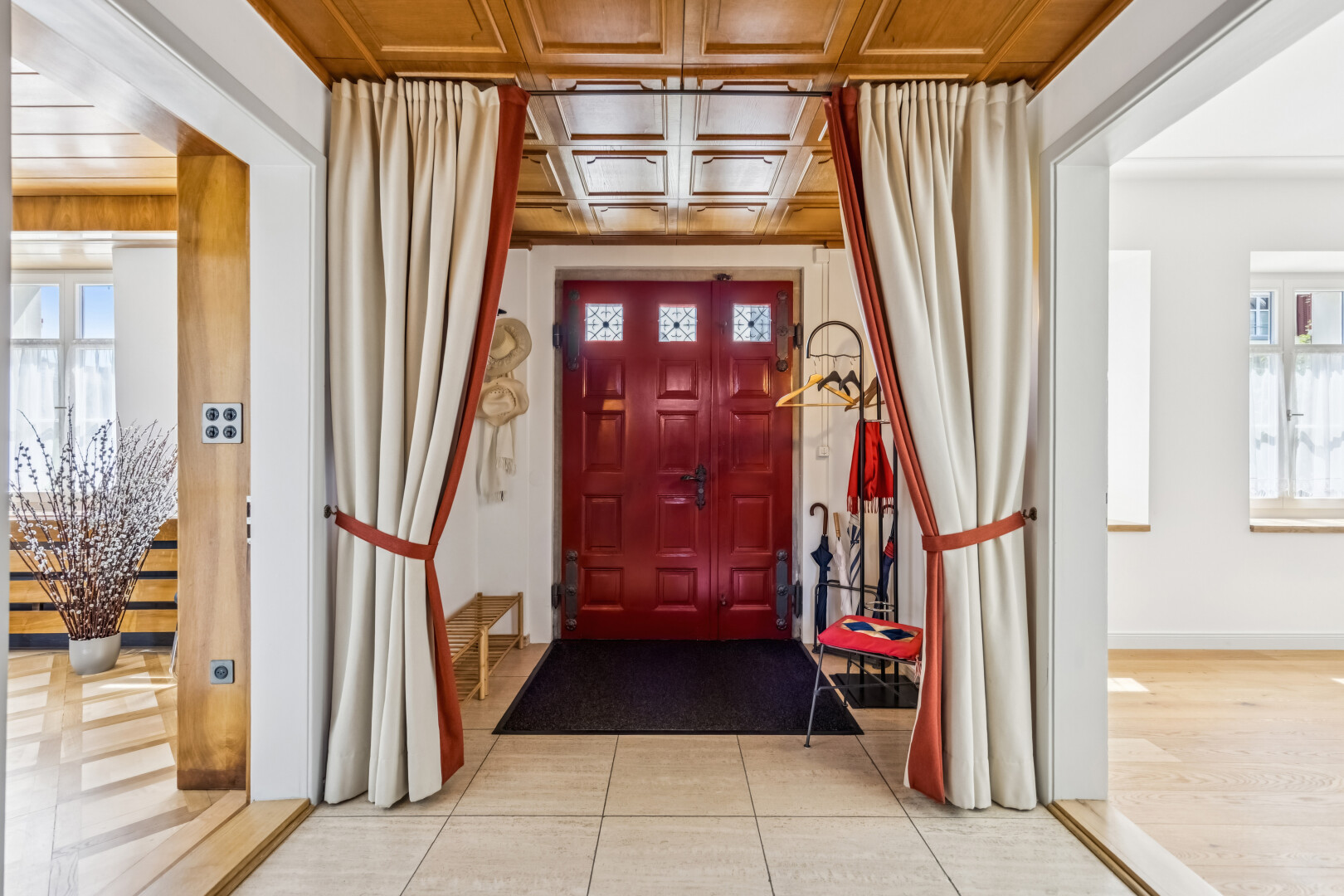 halle / korridor mit gipskartonwand, drywall, inside property, fliesenboden, und tile floor