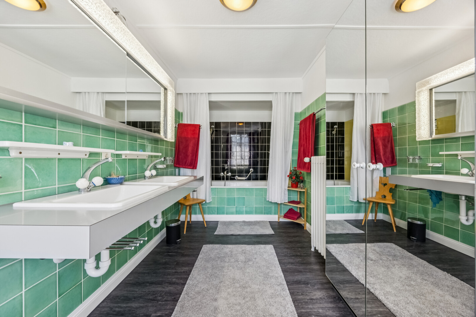 bad mit fliesenwand, tile wall, komplettes badezimmer, doppelwaschbecken, und inside property
