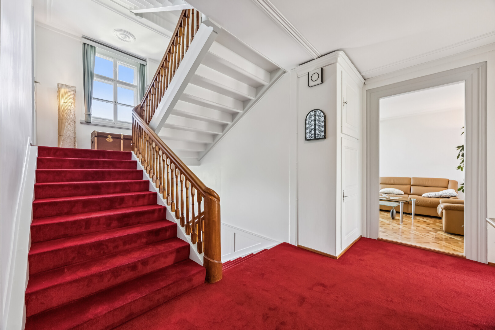 treppe mit treppen, drywall, gipskartonwand, carpet stairs, und day time