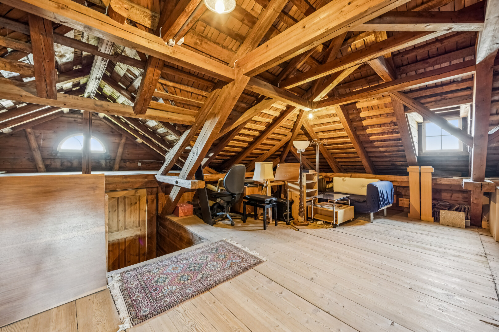leerer raum mit vaulted ceiling, dachschräge, wood ceiling, holzdecke, und hardwood floor