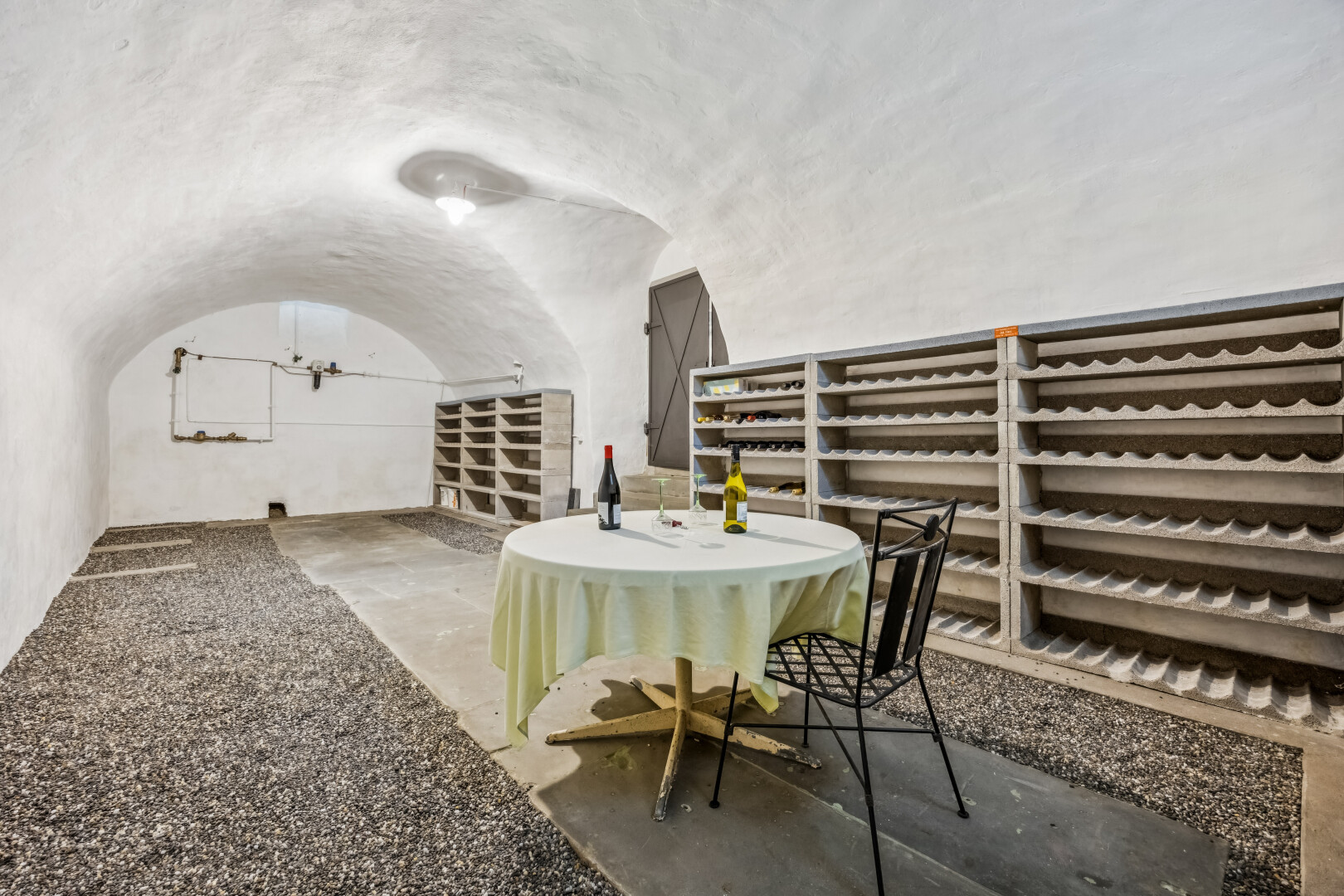 keller mit dachschräge und vaulted ceiling