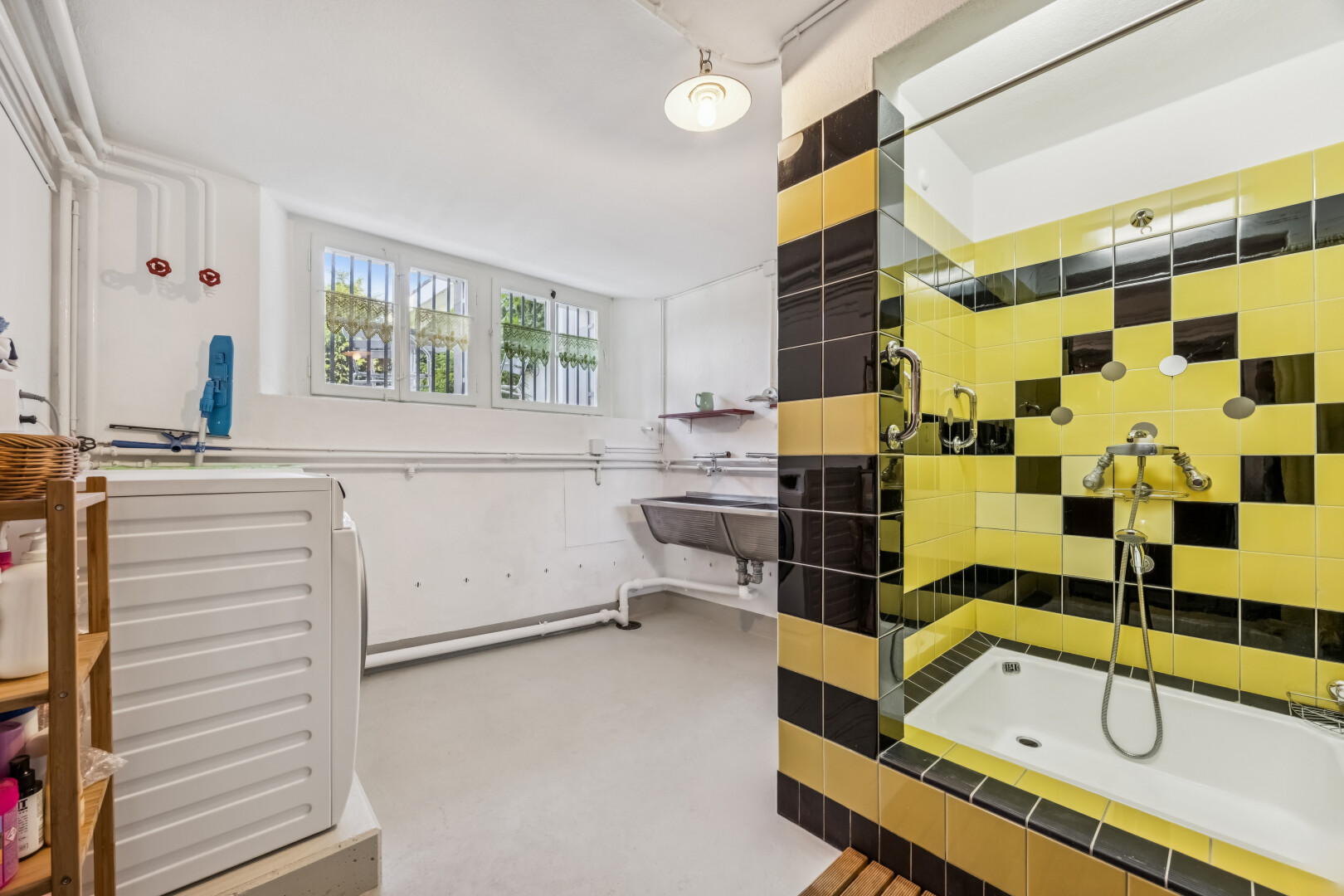 bad mit komplettes badezimmer, kombiniertes bad / dusche, natürliches licht, concrete floor, und betonboden