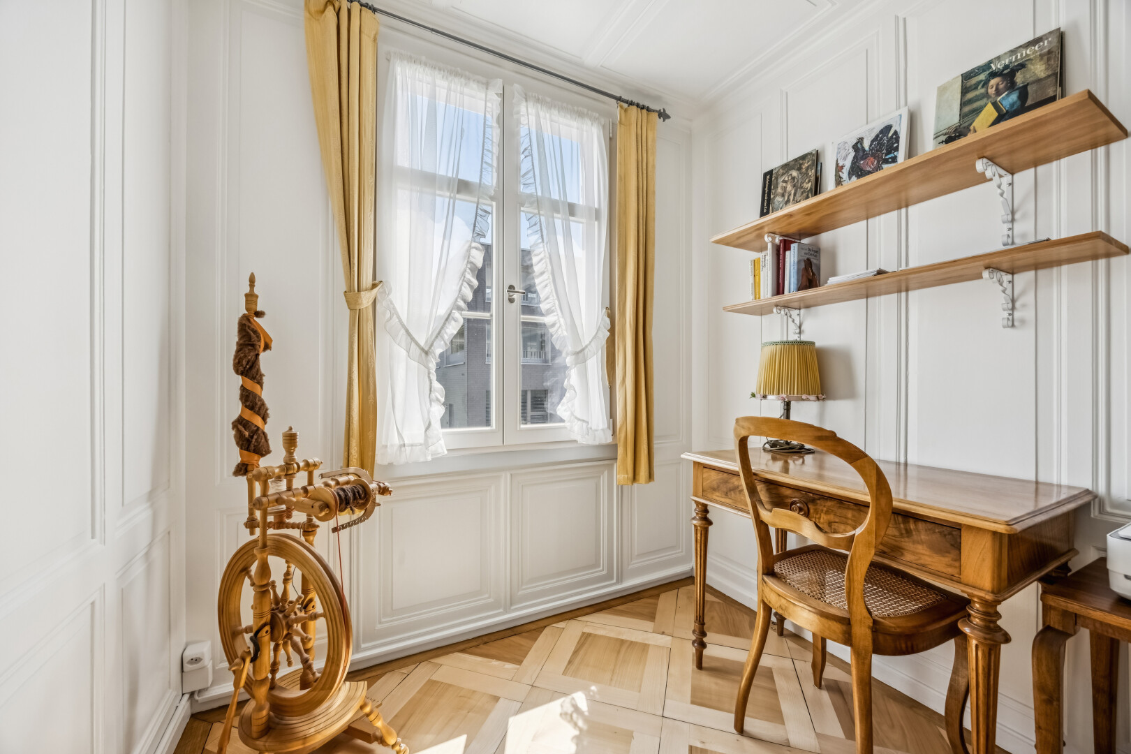 esszimmer mit wandvertäfelung, paneling wall, light floor, inside property, und holzfußboden